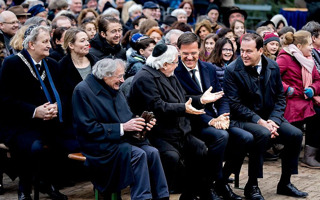 Premier Mark Rutte, vicepremier Lodewijk Asscher en burgemeester Eberhard van der Laan tijdens de Nationale Holocaust Herdenking, als wordt stilgestaan bij de vervolging van Joden door nazi-Duitsland. beeld ANP