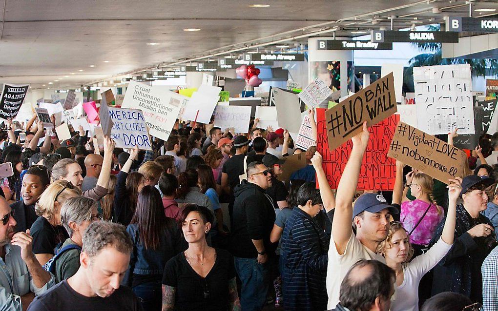 Betogers op Los Angeles Airport. beeld AFP