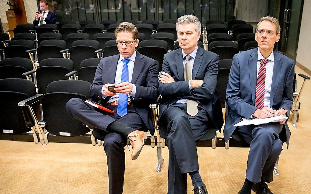 Directeur-Generaal Belastingdienst, Jaap Uijlenbroek (R) ontmoet kamerleden tijdens de hoorzitting over de Investeringsagenda Belastingdienst. beeld ANP