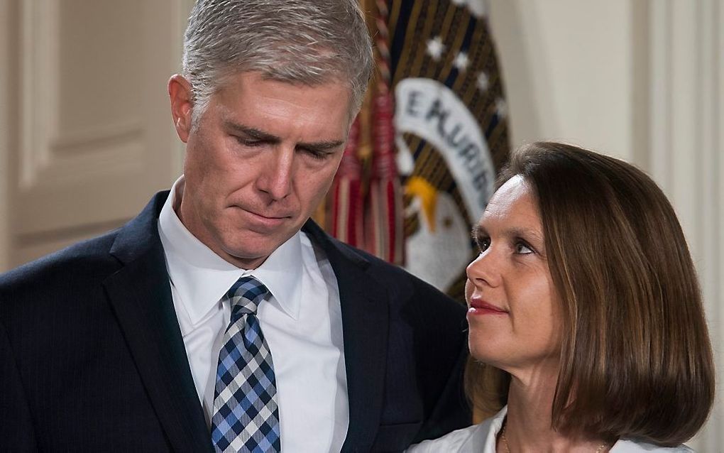 Neil Gorsuch, geflankeerd door zijn vrouw. beeld EPA