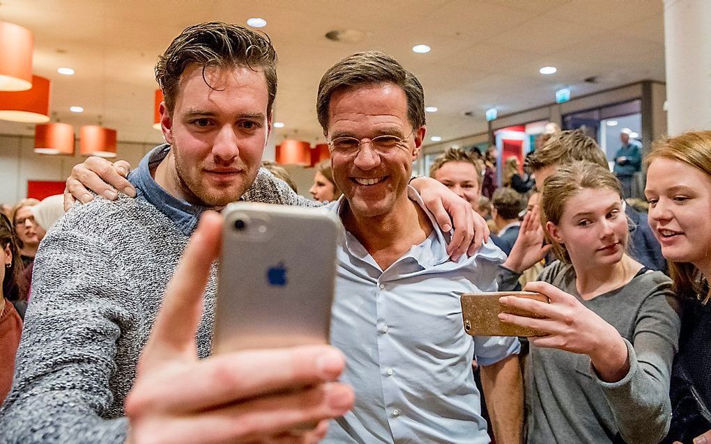 Minister-president Rutte met leerlingen van een ROC in Den Haag. beeld ANP, Robin Utrecht