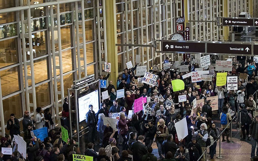 Protest tegen het inreisverbod op de luchthaven van Arlington. beeld AFP