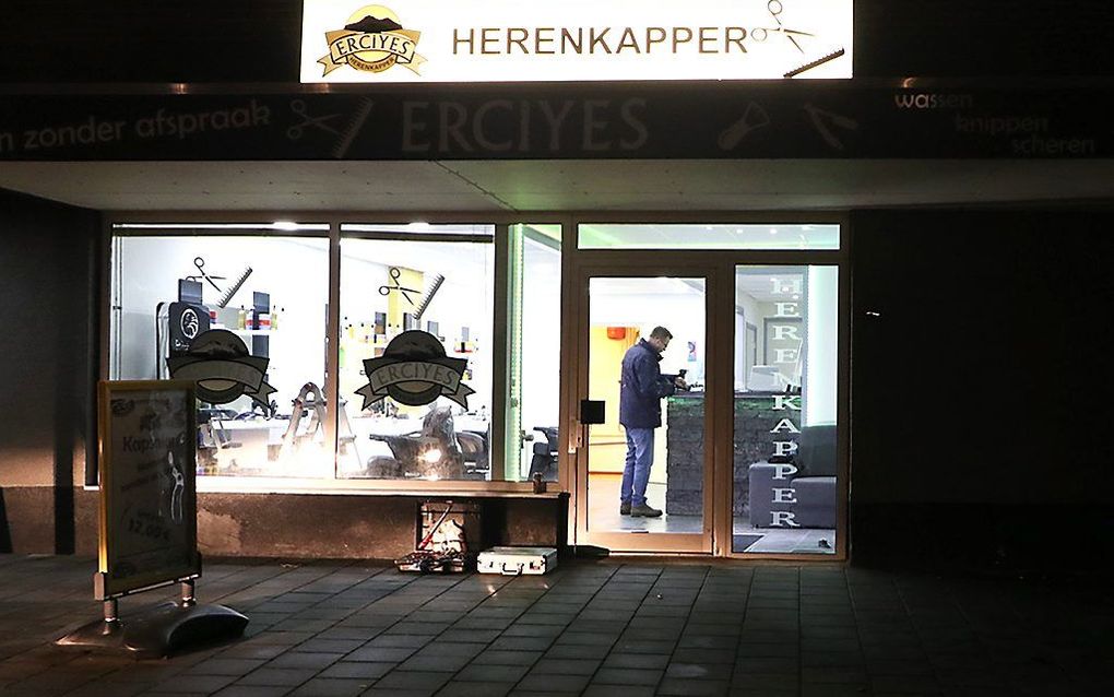 Onderzoek bij een kapperszaak in het centrum van Enschede, waar een man in brand werd gestoken. beeld ANP