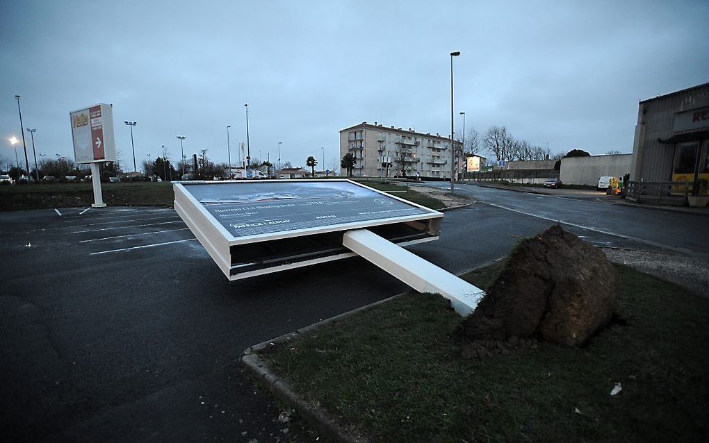 In Rochefort in het zuidwesten van Frankrijk, werd zelfs een billboard geveld door de storm. beeld AFP