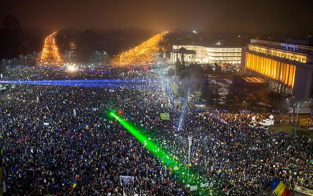 Massaal protest in Boekarest. beeld AFP