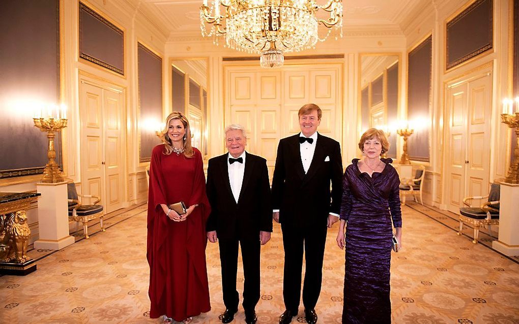 Koning Willem-Alexander en koningin Maxima ontvangen de Bondspresident van Duitsland, Joachim Gauck, en zijn partner, Daniela Schadt, voorafgaand aan een diner op Paleis Noordeinde.  beeld ANP