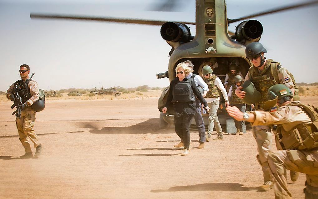 Minister van Defensie Jeanine Hennis-Plasschaert en de president van de Algemene Rekenkamer, Arno Visser, tijdens een bezoek aan de Nederlandse Long Range Reconnasisance Patrol Task Group (LRRPTG) in Mali. beeld ANP