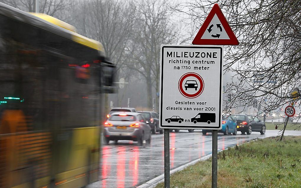 Een verkeersbord geeft aan dat automobilisten een milieuzone ingaan in de stad Utrecht. Binnen die zone mogen geen dieselauto's komen die gebouwd zijn voor 2001. beeld ANP, Bas Czerwinski