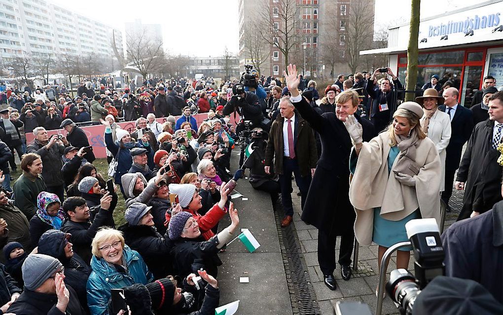 Koning Willem-Alexander en koningin Maxima bezoeken de wijk Grunau in Leipzig. beeld ANP