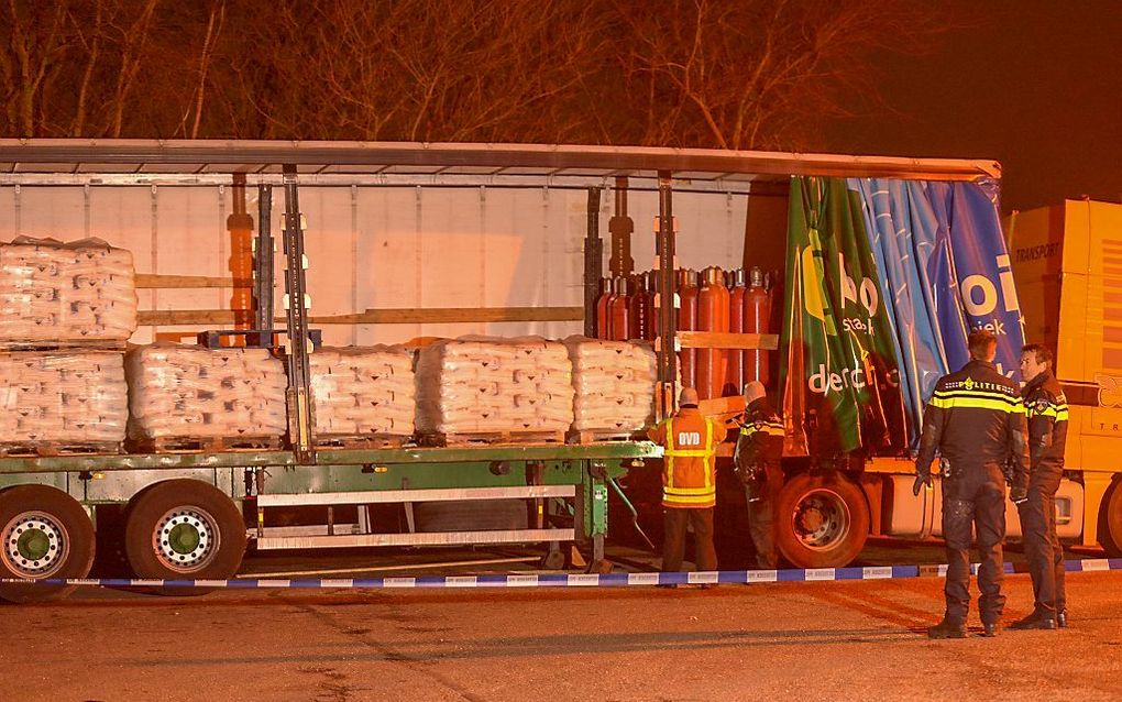 In het Zeeuwse Rilland heeft de politie donderdag een grote drugsvangst gedaan. In een vrachtwagen met aanhanger werden grondstoffen gevonden waarmee 1 miljard xtc-pillen kunnen worden gemaakt. beeld ANP