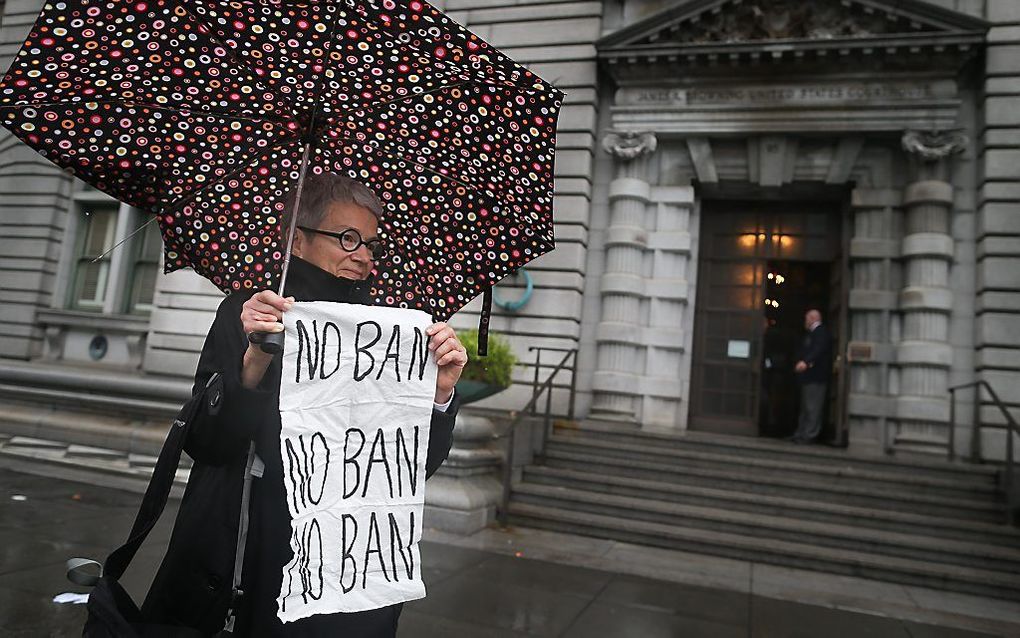 Een vrouw demonstreert tegen het inreisverbod bij het federaal hof van beroep in San Francisco. beeld AFP