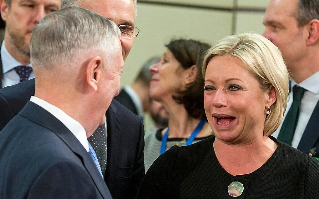 De Amerikaanse defensieminister James Mattis en zijn Nederlandse ambtgenoot Hennis. beeld EPA