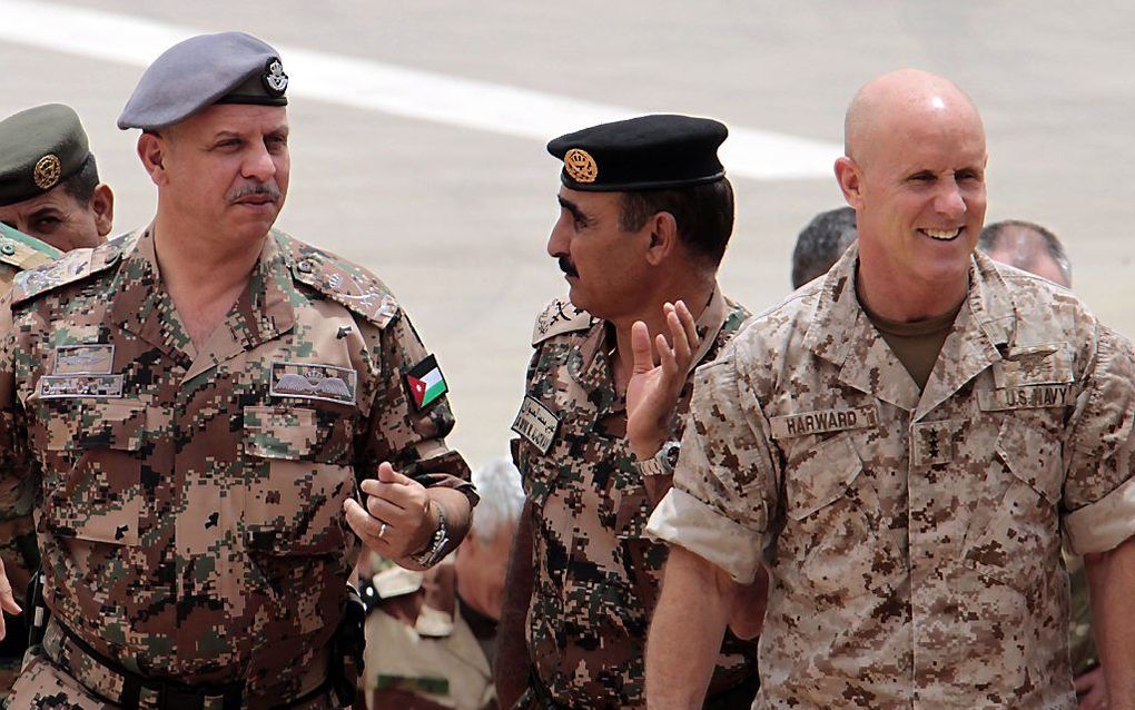 Robert S. Harward (r.) in 2012 naast prins Faisal van Jordanië. beeld AFP