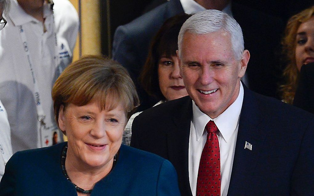 Mike Pence en Angela Merkel in München. beeld AFP