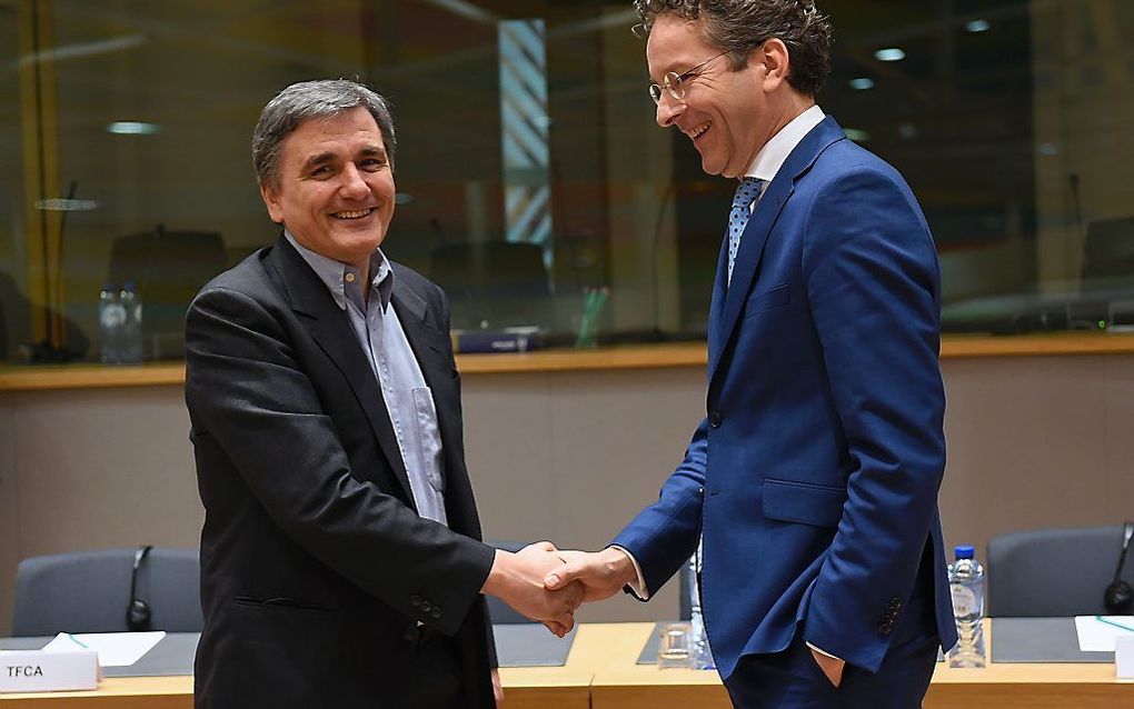 Minister Dijsselbloem (r.) en zijn Griekse collega Tsakalotos (l.). beeld AFP, John Thys