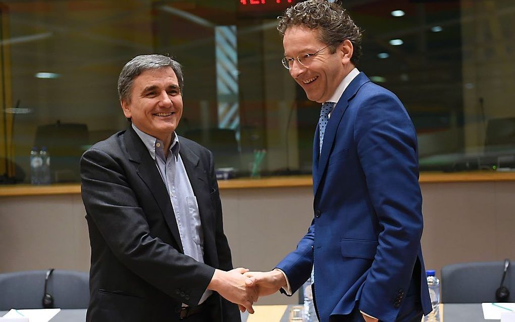 Minister van Financiën Dijsselbloem (r.) en zijn Griekse collega Tsakalotos (l.). beeld AFP, John Thys