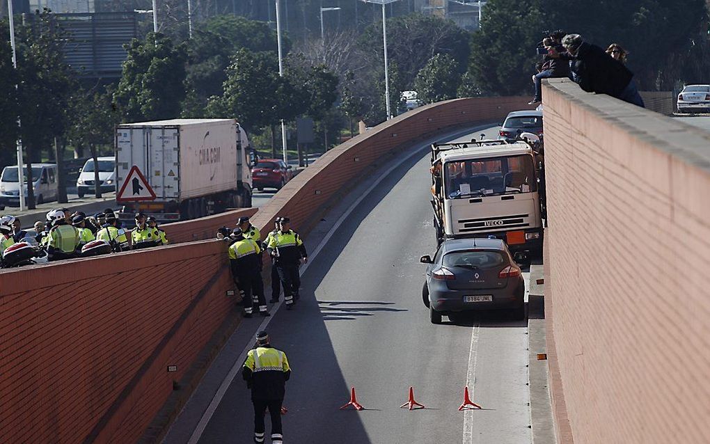 De tot stoppen gedwongen truck met gasflessen. beeld EPA