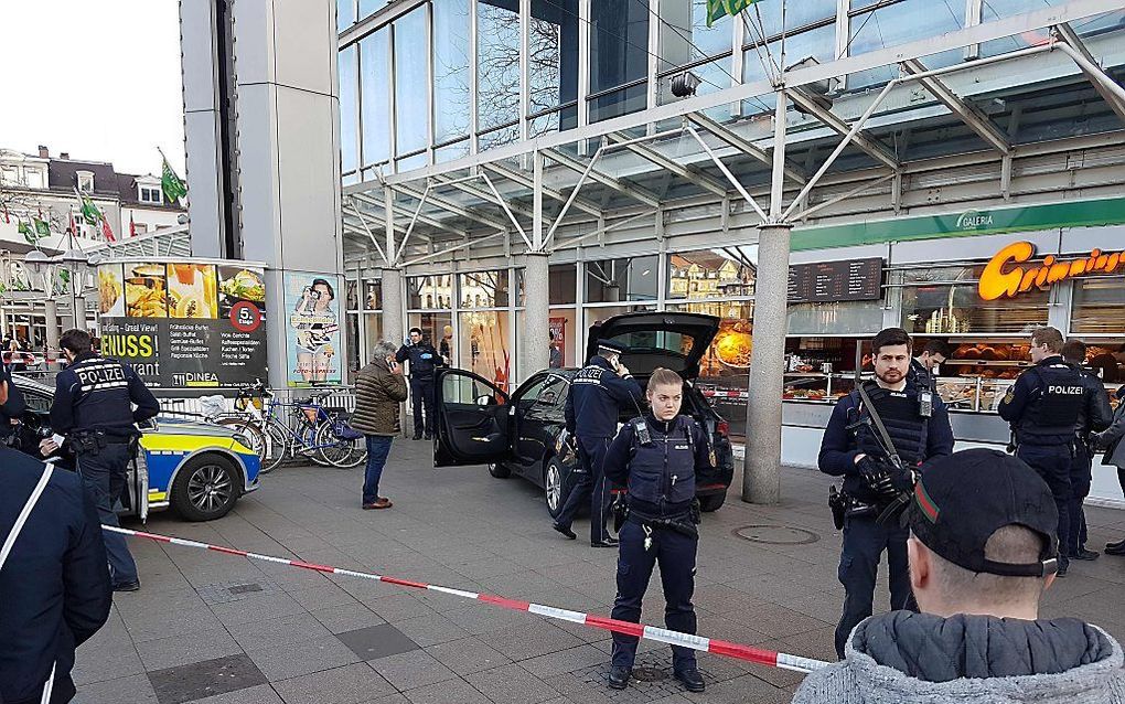 Agenten schermen de auto af waarmee een man inreed op voetgangers in het Duitse Heidelberg. beeld AFP