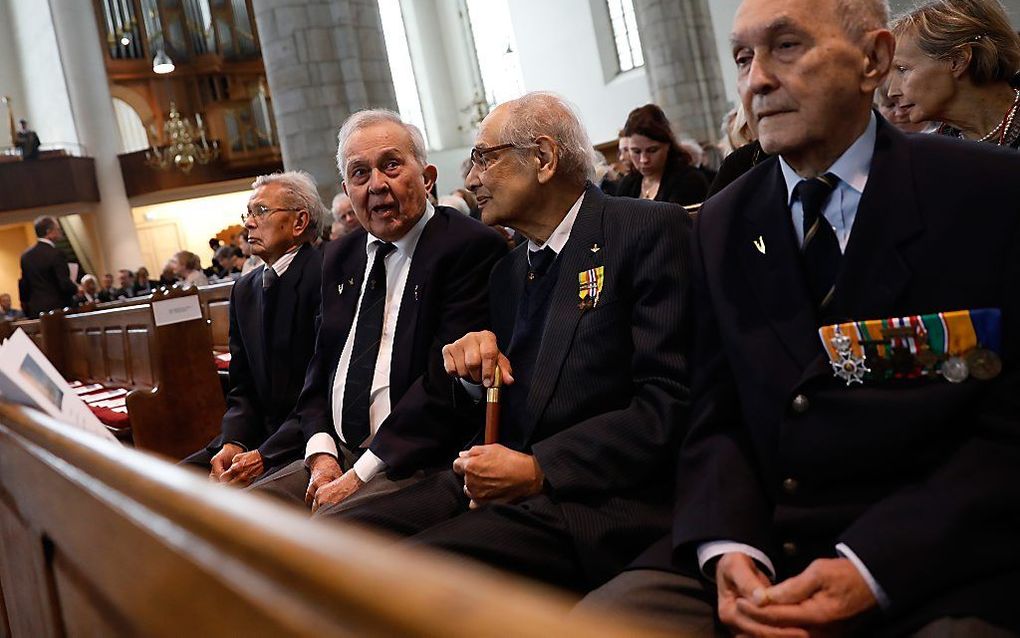 Felix Jans (2eL), overlevende, tijdens de herdenking van de Slag in de Javazee bij in de Haagse Kloosterkerk. Het was voor de 75ste keer dat de slag, die aan 915 Nederlandse marinemannen het leven kostte, werd herdacht. beeld ANP