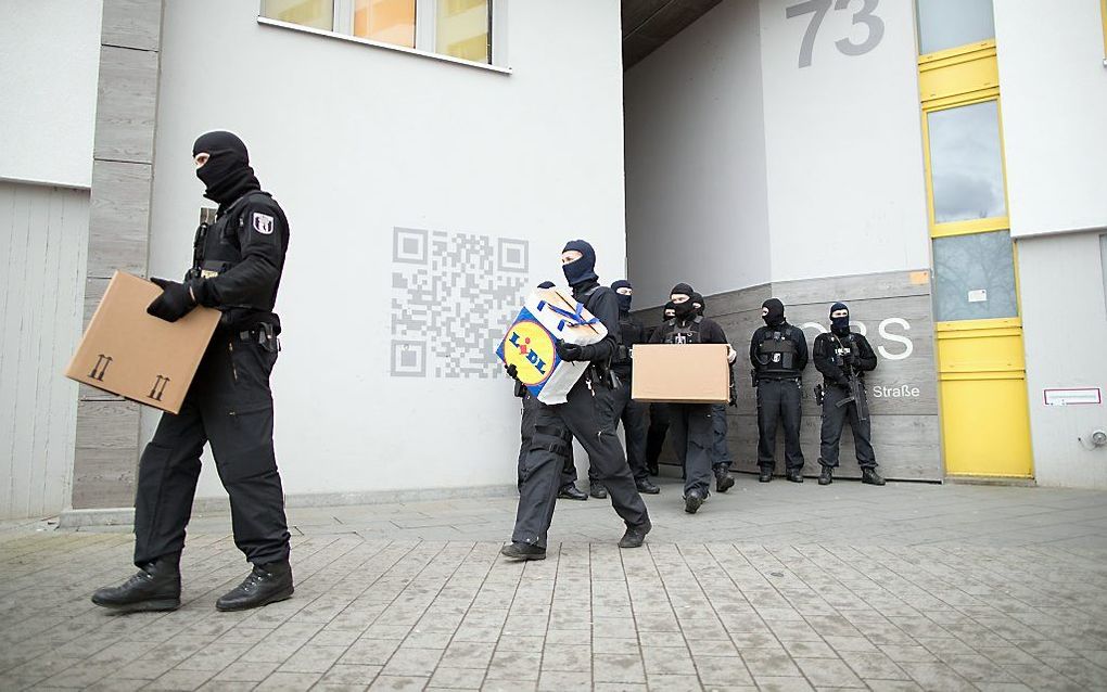 Inval dinsdagmorgen in appartementen van mensen die banden hebben met de moskeevereniging. beeld EPA