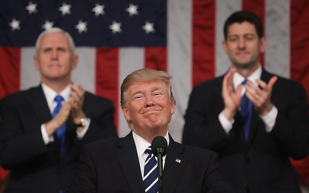 Vice-president Mike Pence (l.) en voorzitter van het Huis van Afgevaardigden, Paul Ryan, applaudisseren voor president Donald Trump. beeld EPA