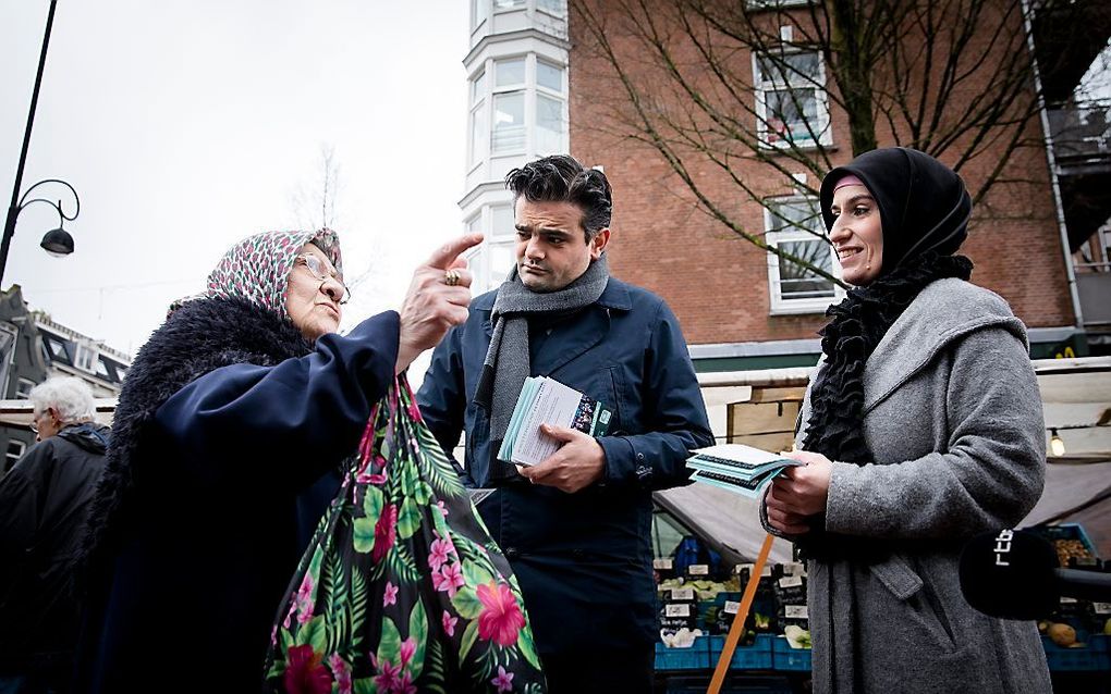 Tunahan Kuzu, lijsttrekker van DENK, voert op de Dappermarkt in Amsterdam campagne voor de Tweede Kamerverkiezingen. beeld ANP