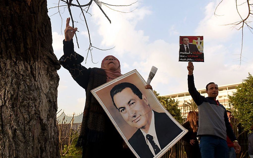 Aanhangers van Mubarak voor het militaire ziekenhuis waar hij verblijft. beeld AFP