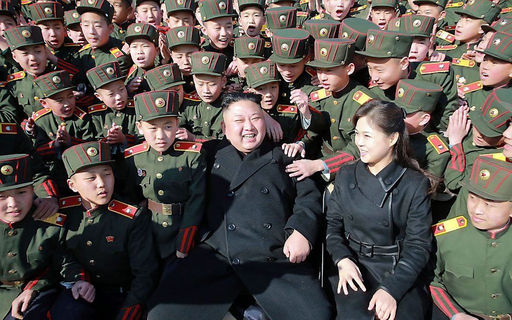 Kim Jong-Un (m.) en zijn vrouw Ri Sol-Ju. beeld AFP