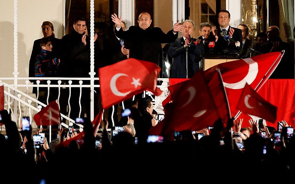 Speech van Cavusoglu vanaf het balkon van het consulaat. beeld EPA