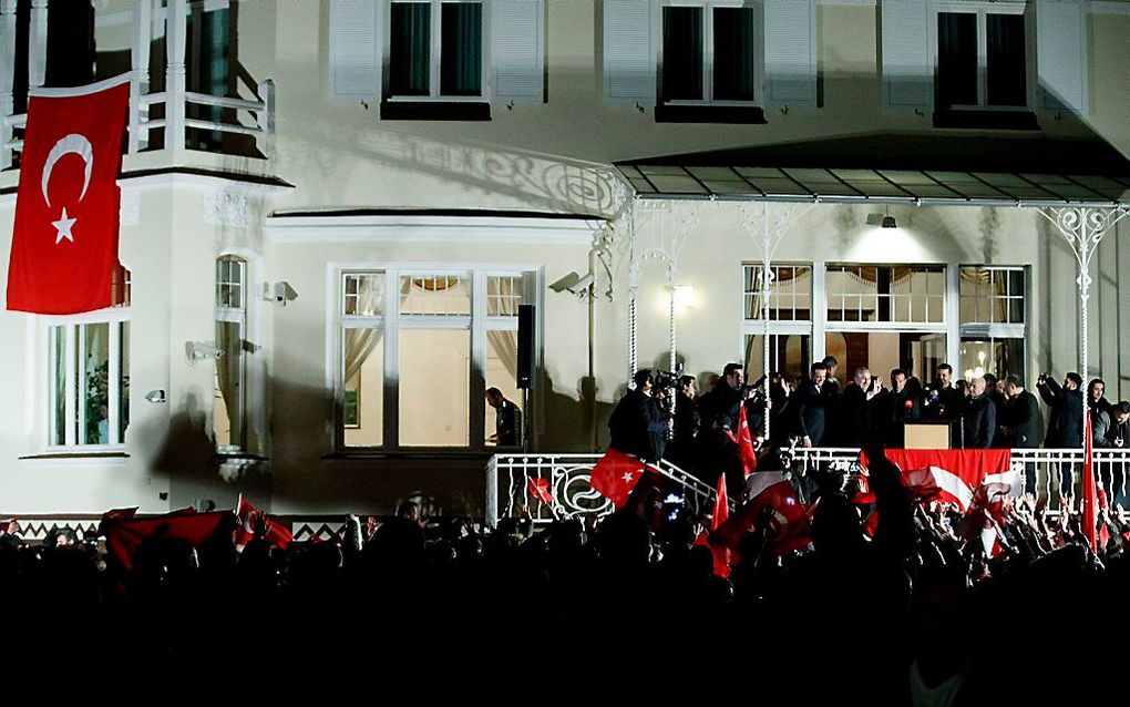 De Turkse minister van Buitenlandse Zaken, Cavusoglu, sprak eerder dit jaar zijn aanhangers toe vanaf het balkon van het consulaat in Hamburg. beeld EPA