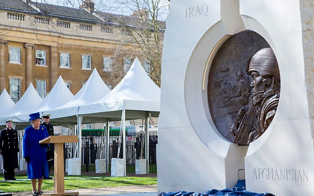 De Britse koningin Elizabeth onthult in het centrum van Londen een gedenkteken voor burgers en militairen die deelnamen aan recente oorlogen, zoals die in Irak en in Afghanistan. beeld EPA