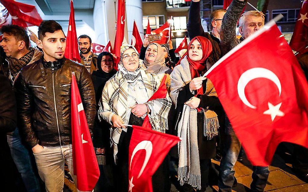 Turkse Nederlanders demonstreren bij het Turkse consulaat aan Westblaak in Rotterdam. beeld ANP