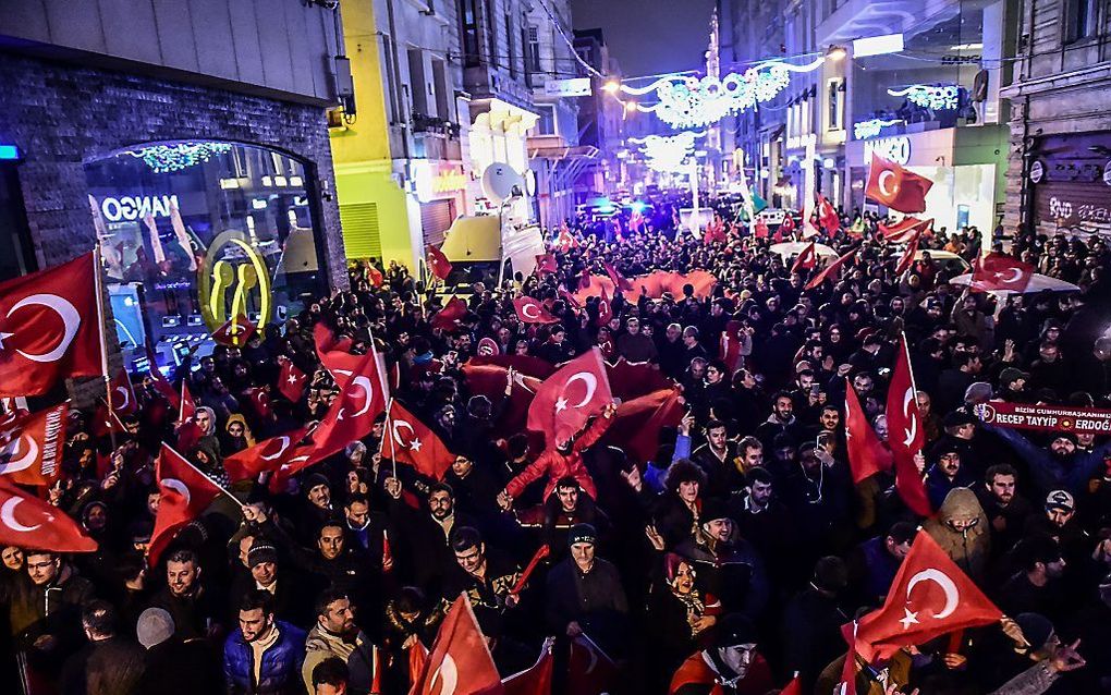 Turkse demonstranten, zaterdagavond laat, voor het Nederlandse consulaat in Istanbul. beeld AFP