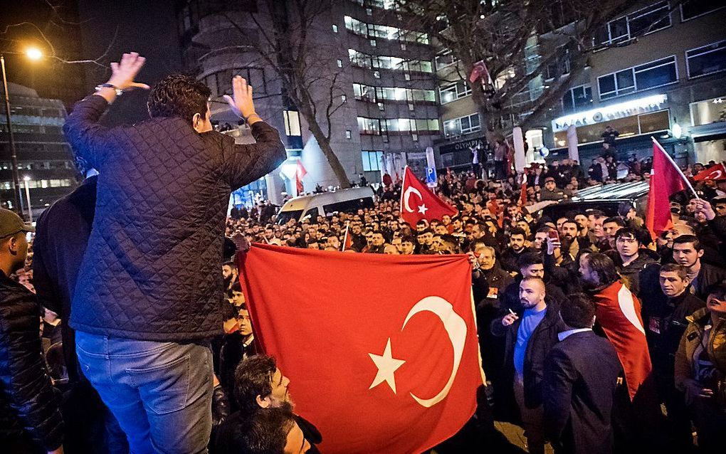 Turkse Nederlanders gingen in maart 2017 de straat op toen bleek dat de Turkse minister Fatma Betul Sayan Kaya van Familiezaken in Nederland geen toespraak mocht houden. beeld ANP