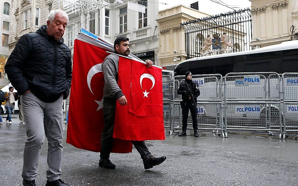 De Nederlandse ambassadeur hoeft niet meer terug te komen naar Ankara. Dat heeft de Turkse vicepremier Numan Kurtulmus namens de regering gezegd. Turkije eist gerechtelijke stappen tegen het ,,disproportionele'' optreden van de Nederlandse politie tegen d