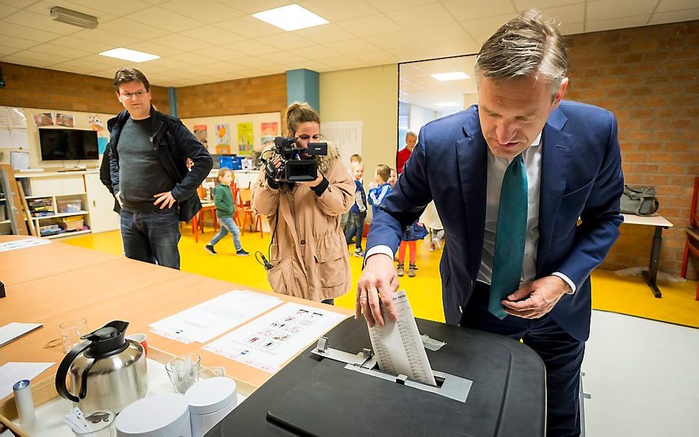 CDA-leider Buma brengt zijn stem uit. Beeld ANP