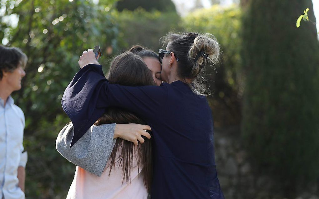 Scholieren van de school in Grasse zoeken steun bij elkaar. beeld AFP