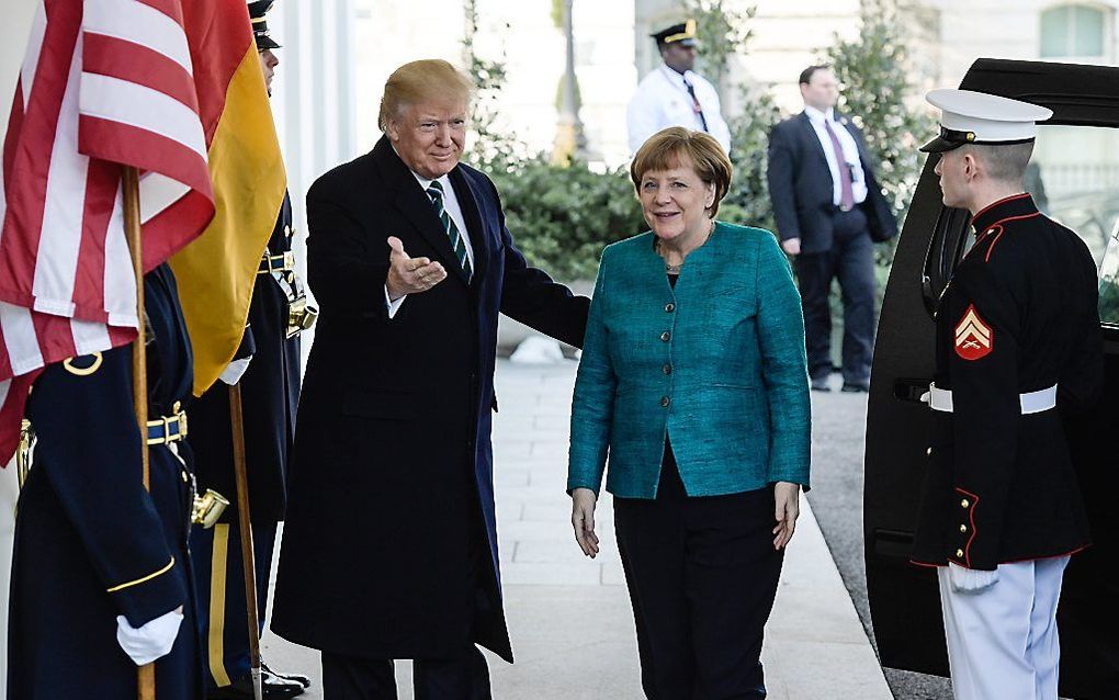 Trump ontvangt Merkel in Washington. beeld EPA