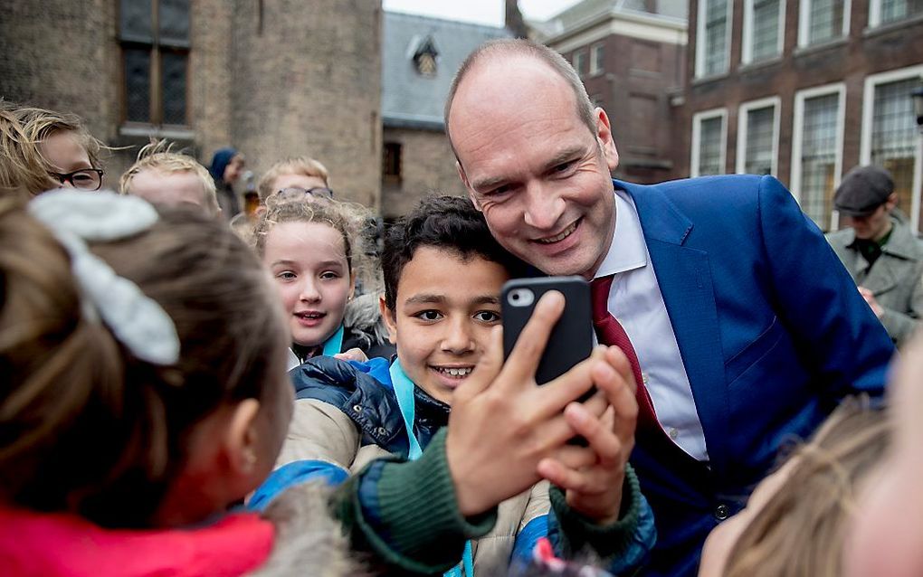 Gert-Jan Segers (CU) verlaat de Tweede Kamer na een gesprek met Edith Schippers. beeld ANP