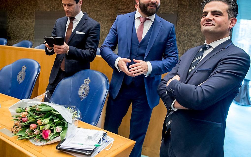 Farid Azarkan, Selcuk Ozturk en Tunahan Kuzu (v.l.n.r.) van Denk blijven staan uit protest tegen hun plek in de plenaire zaal tijdens de installatie van de nieuwe Kamerleden na de Tweede Kamerverkiezingen. beeld ANP