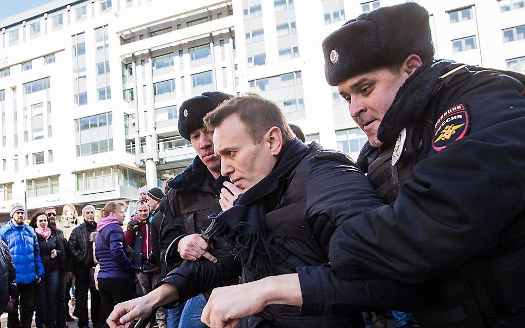 Navalny wordt afgevoerd. beeld EPA