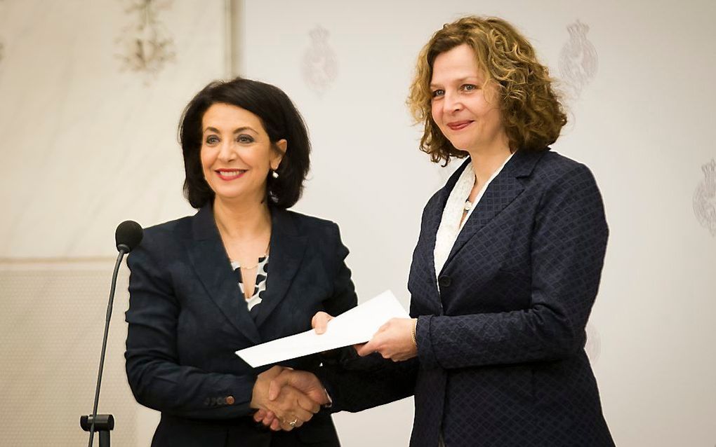 Edith Schippers, verkenner voor de kabinetsformatie, biedt Tweede Kamervoorzitter Khadija Arib haar verslag aan in de Oude Zaal van de Tweede Kamer. beeld ANP