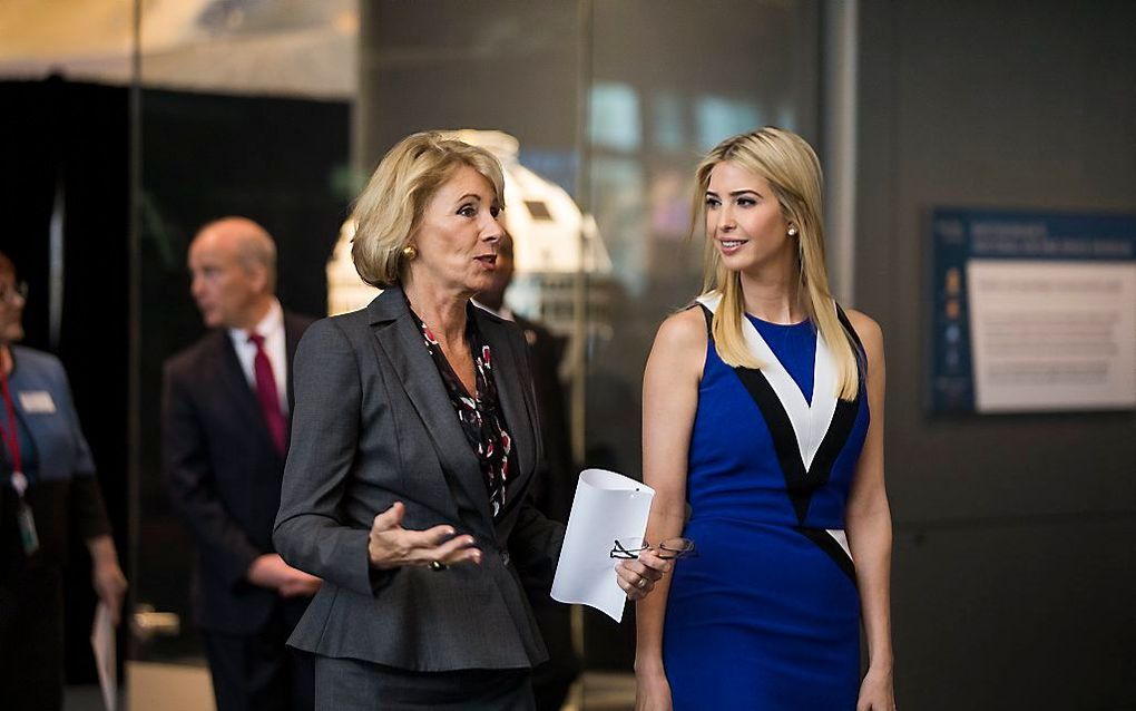 Ivanka Trump en de Amerikaanse minister van Onderwijs, Betsy DeVos. beeld EPA