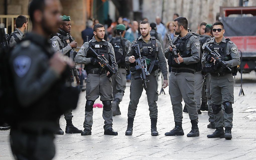 Een man heeft zaterdagmiddag meerdere mensen neergestoken in Jeruzalem. De vermeende dader is doodgeschoten. beeld AFP