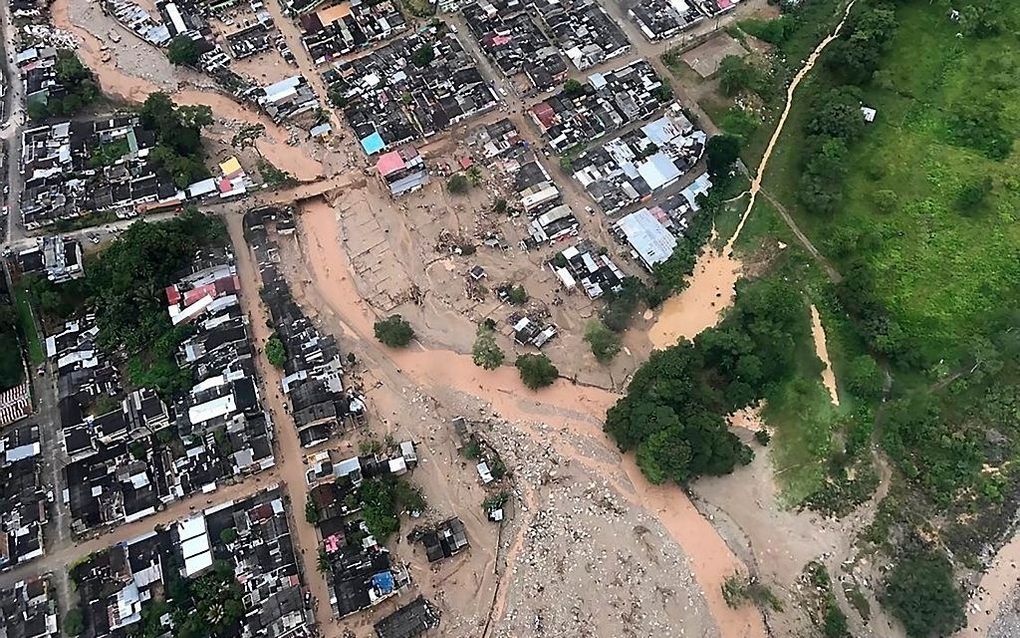 Door de overvloedige regen trad een rivier in Mocoa, een stad met 350.000 inwoners bij de grens met Ecuador, buiten haar oevers. De water- en modderstromen verwoestten tal van huizen en verrasten de bewoners in hun slaap. beeld AFP