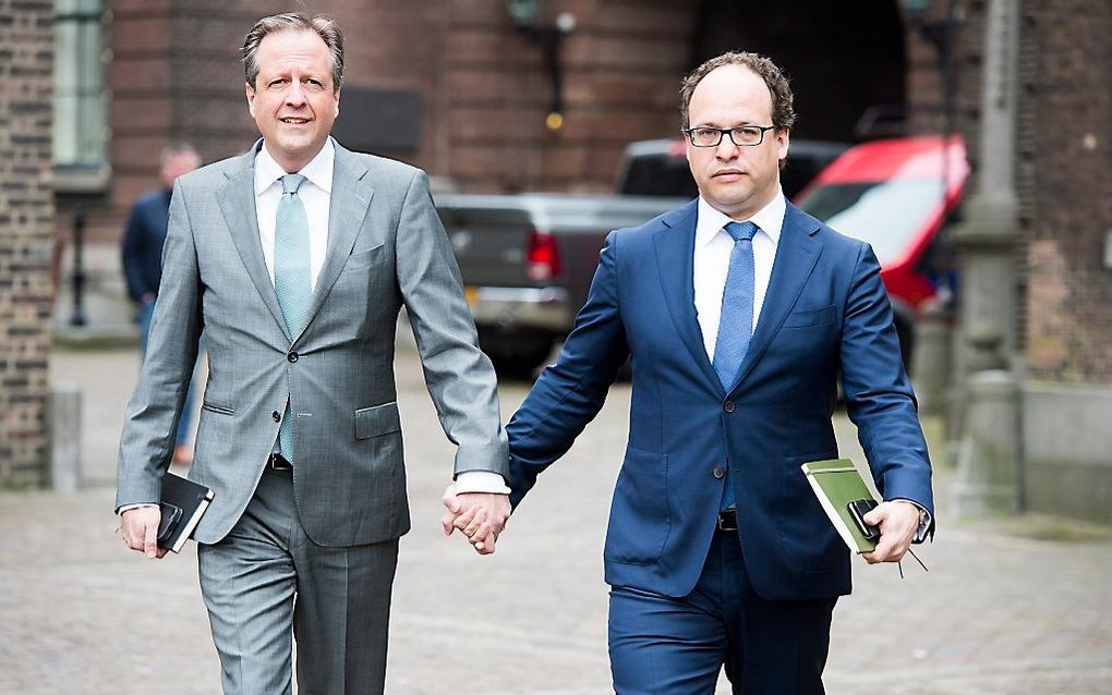 Naar aanleiding van de vermeende homohaat arriveerden de D66-politici Alexander Pechtold en Wouter Koolmees eerder dit jaar hand in hand op het Binnenhof. beeld ANP