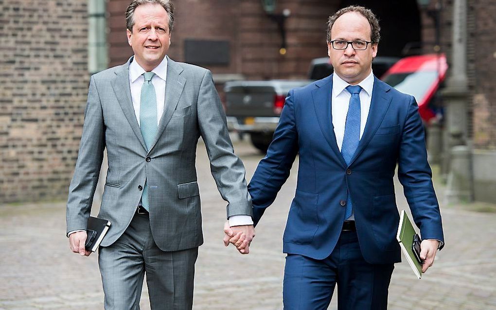 D66-onderhandelaars Alexander Pechtold en Wouter Koolmees arriveren hand in hand op het Binnenhof voor aanvang van een overleg over de vorming van een kabinet. Zij deden mee aan de solidariteitsactie voor de twee mishandelde homo´s. beeld ANP