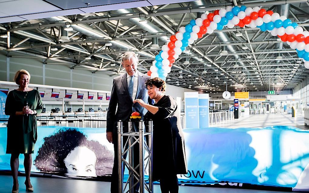 Sharon Dijksma, staatssecretaris van Infrastructuur en Milieu opent samen met Jos Nijhuis (L), CEO Schiphol de Tijdelijke Vertrekhal op luchthaven Schiphol. De vertrekhal is bedoeld om de Schengen-passagiers extra ruimte te bieden. beeld ANP