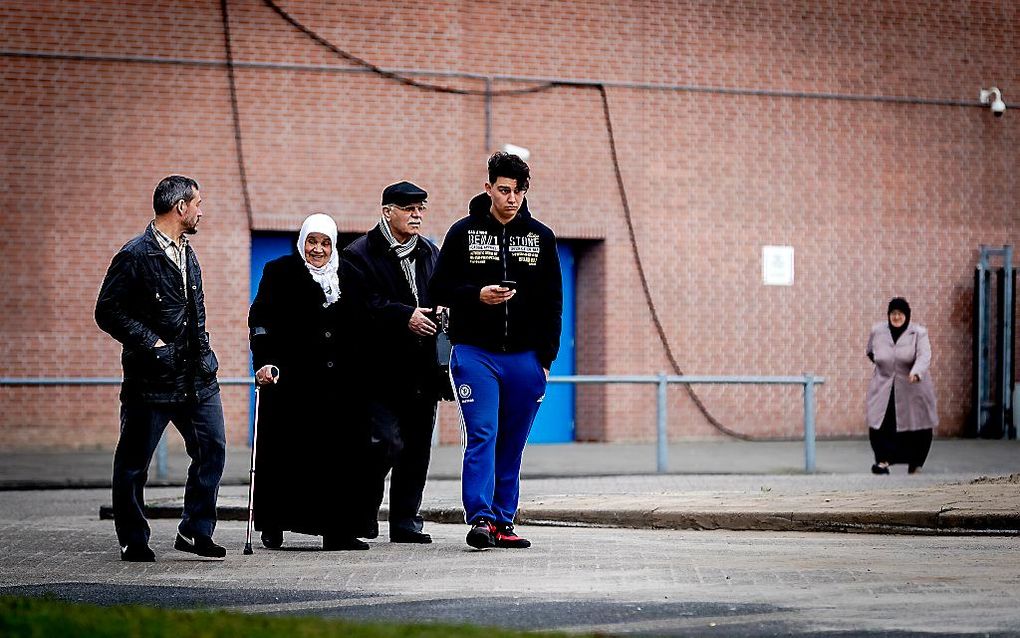 Stemgerechtigde Turken kunnen in sporthal De Scheg stemmen voor of tegen meer bevoegdheden voor president Erdogan. beeld ANP, Robin van Lonkhuijsen