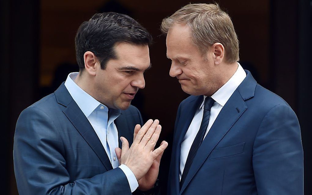 Tsipras (l.) en Tusk. beeld AFP